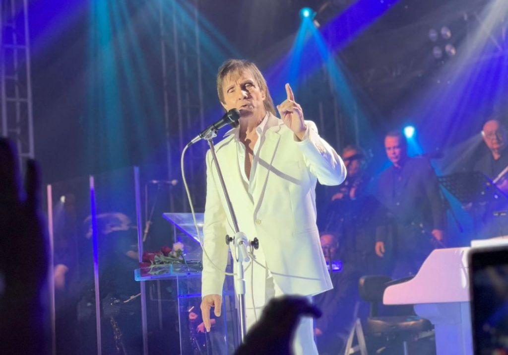 Roberto Carlos doa renda do show de Dia das Mães para vítimas do RS