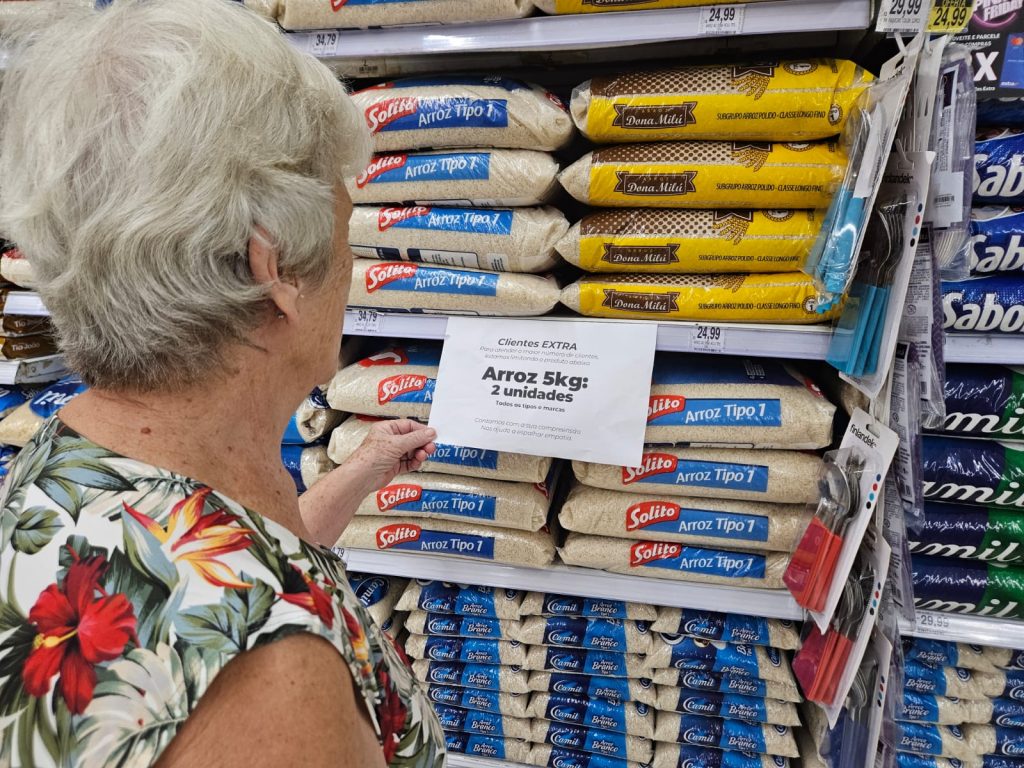 Governo promete quilo do arroz a R$ 4. Supermercados já limitam compras