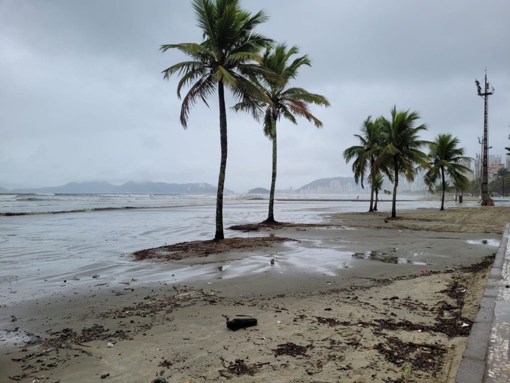 Final de semana tem previsão de ventos fortes, chuvas e maré alta em Santos