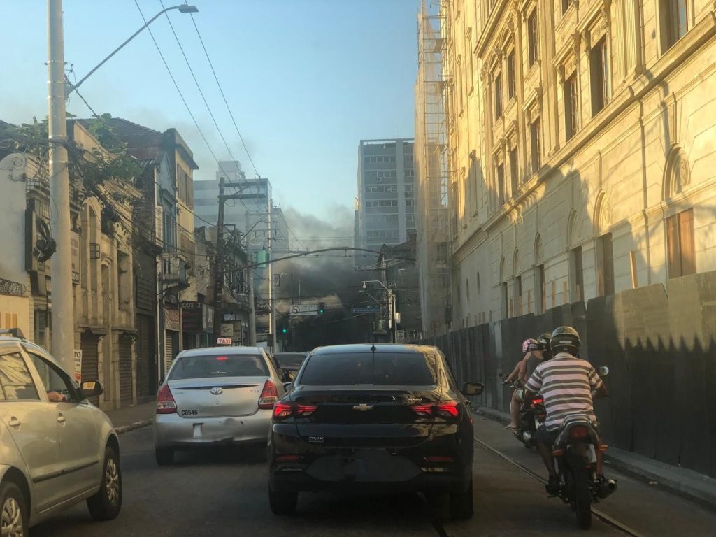 Incêndio de grandes proporções atinge Centro de Santos