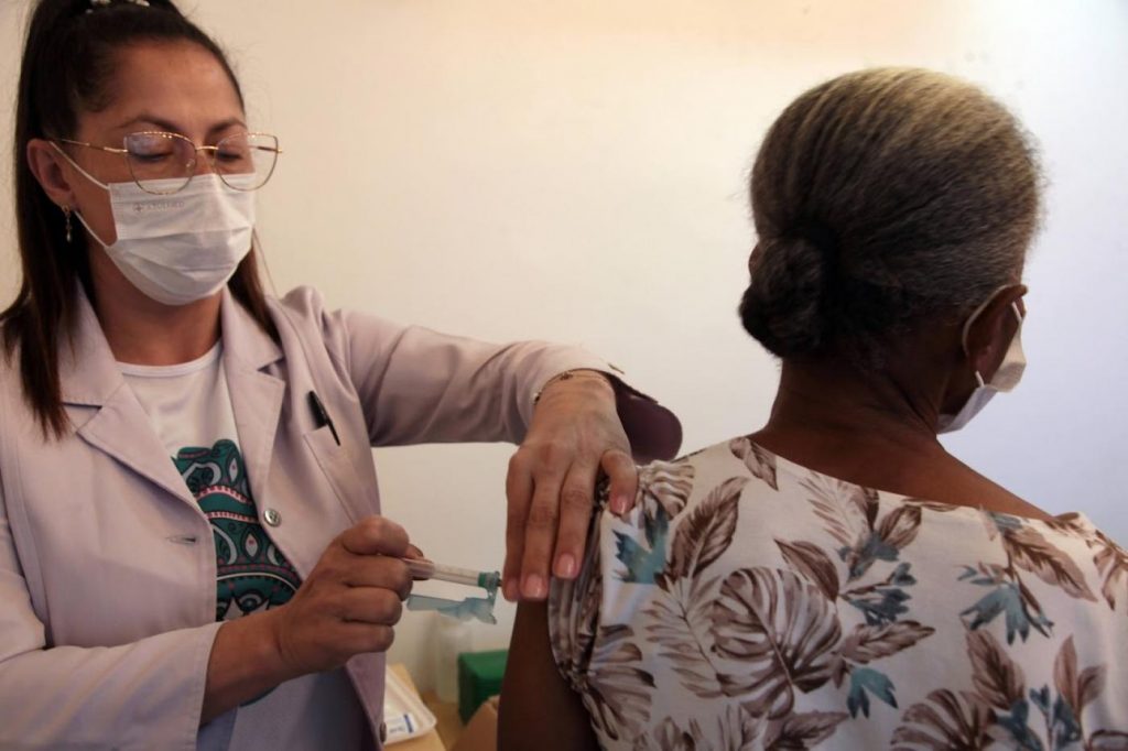 Nova vacina monovalente contra a covid-19 será aplicada em novos públicos