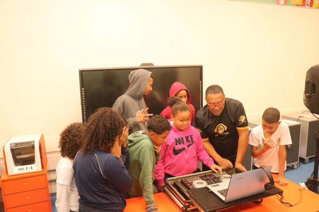 Cultura do Hip Hop invade escola de Santos com diversas oficinas para os alunos
