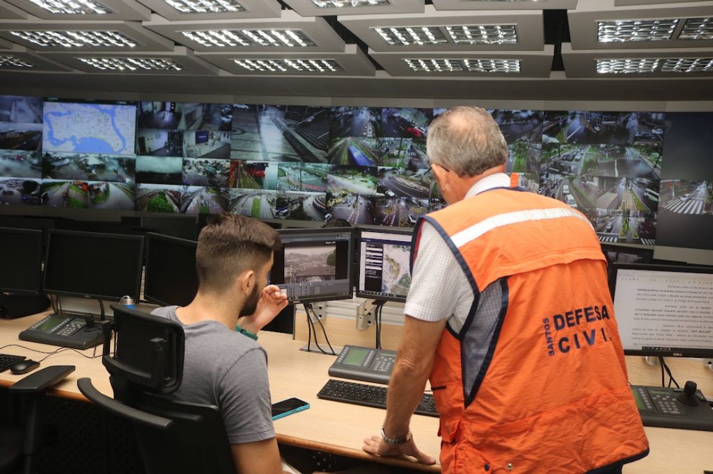 Santos utiliza CCO e drone para monitoramento preventivo de áreas de risco