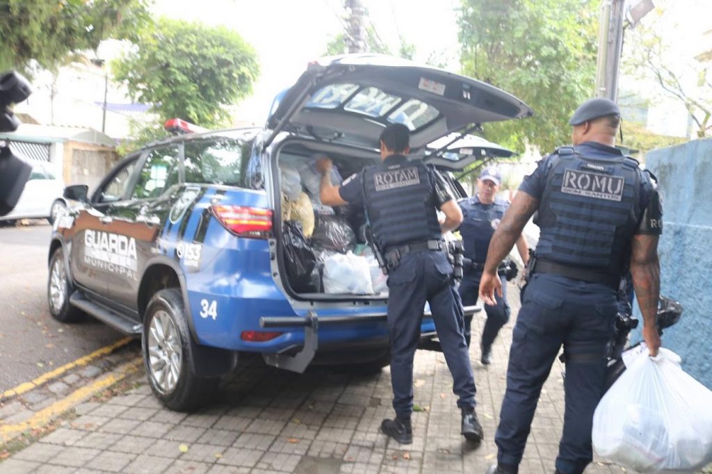 Guarda Municipal de Santos arrecada mais de 2 mil itens para o Rio Grande do Sul