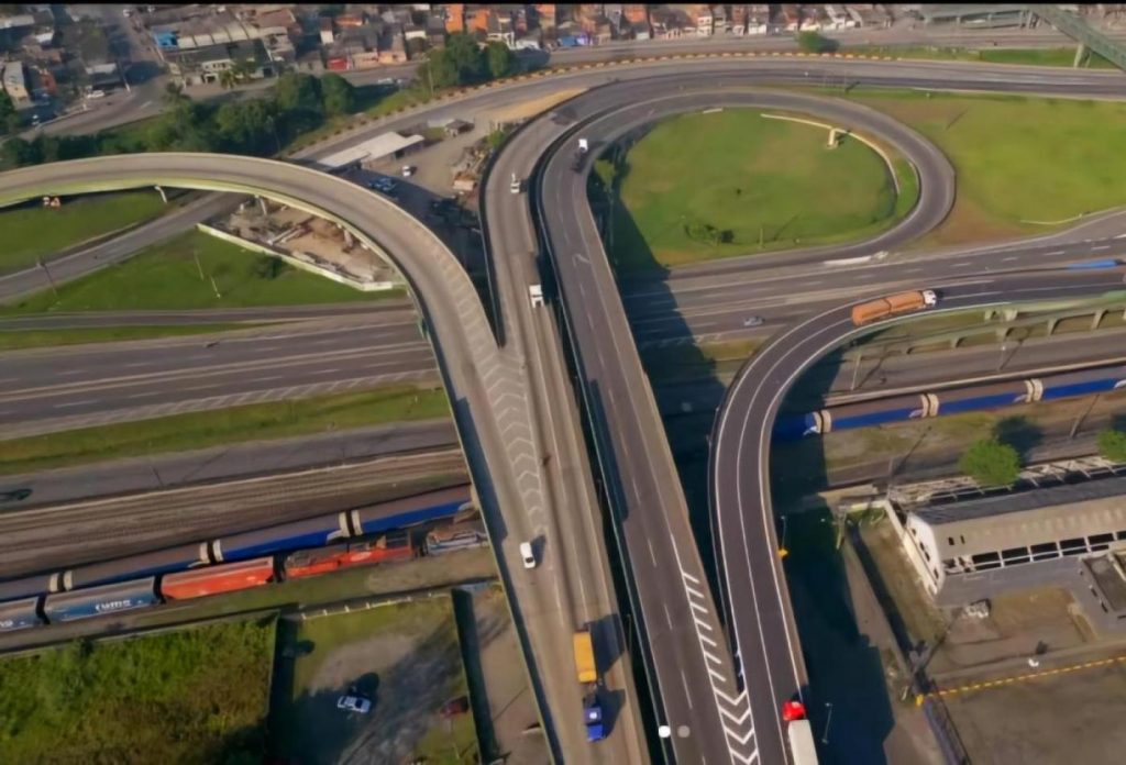 Projeto de obras no entorno de viaduto na Alemoa é apresentado a caminhoneiros