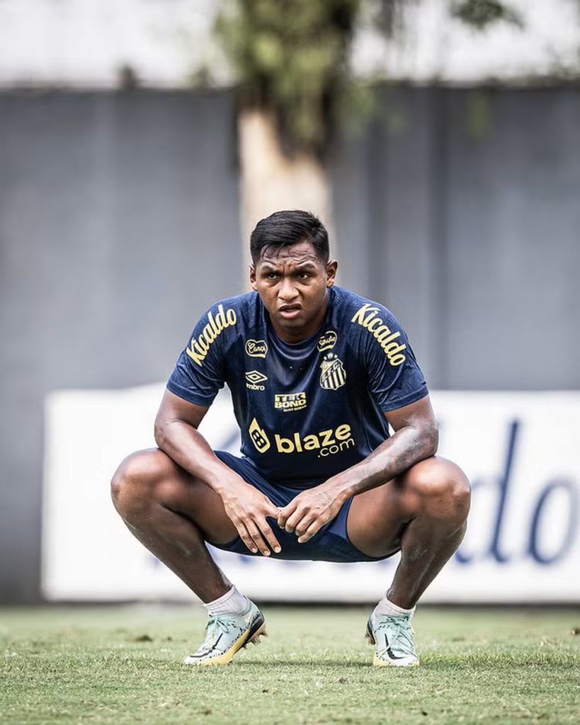 Atacante Morelos negocia saída do Santos FC para clube da Colômbia
