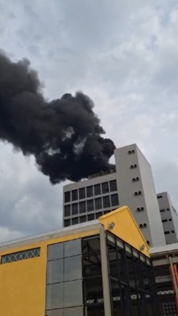 Incêndio atinge topo de prédio no Centro de Santos. É o segundo em 15 dias