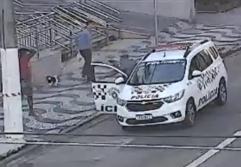 Câmeras de Santos flagram casal durante furto no Gonzaga