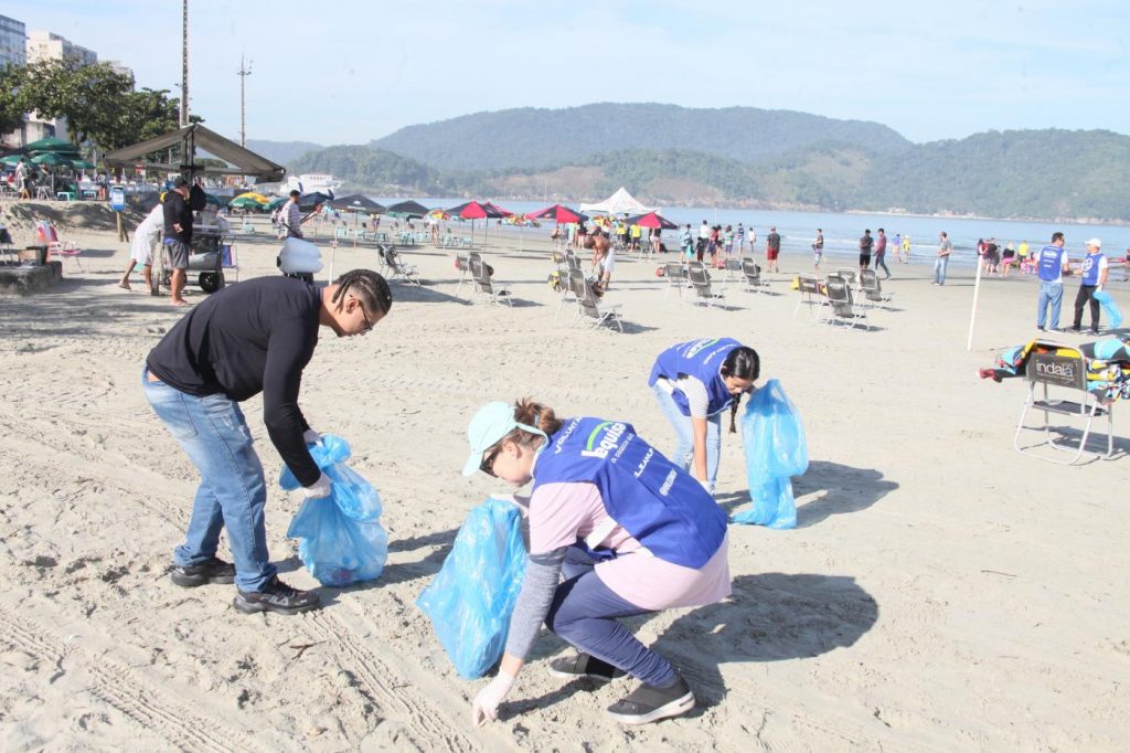 Mutirão de limpeza retira mais de sete quilos de microlixo em praia de Santos