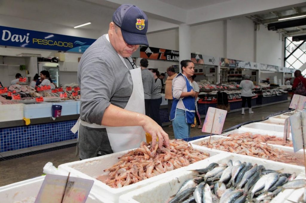 Mercado de Peixes de Santos promove festival com camarão a partir de R$ 29,99