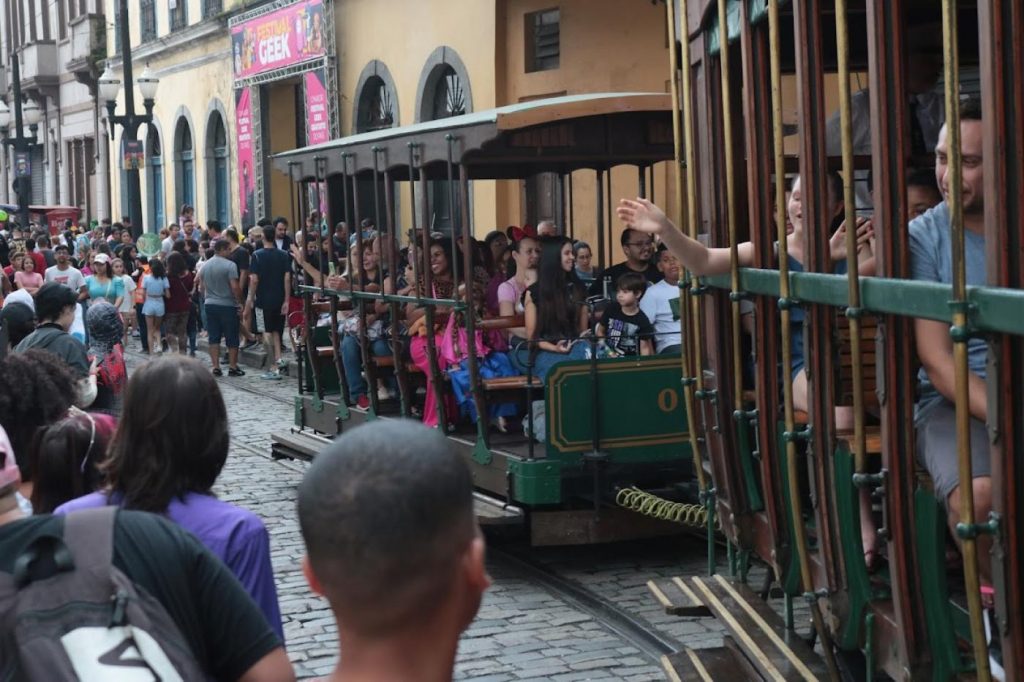Passeios de bonde são retomados no Centro Histórico de Santos