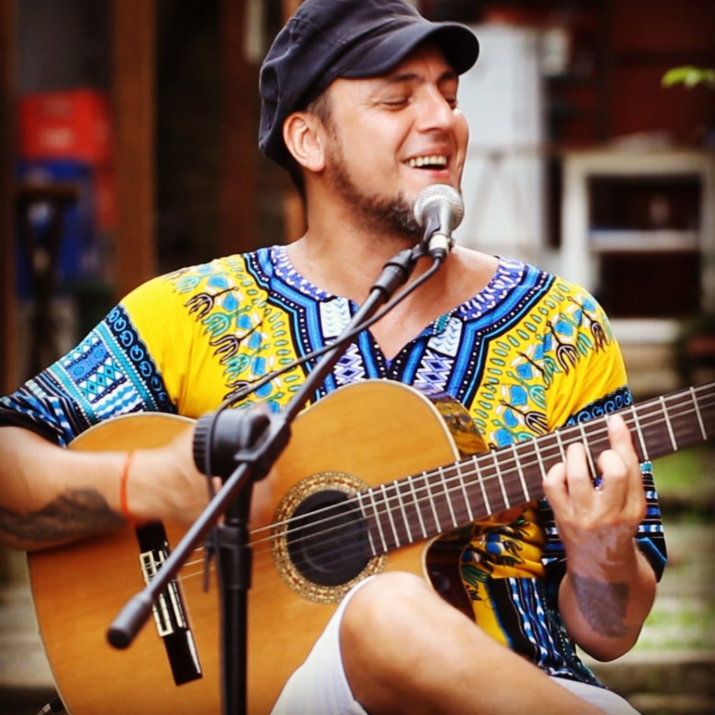 Conrado Pouza celebra a parceria musical com Theo Cancello no Teatro Guarany