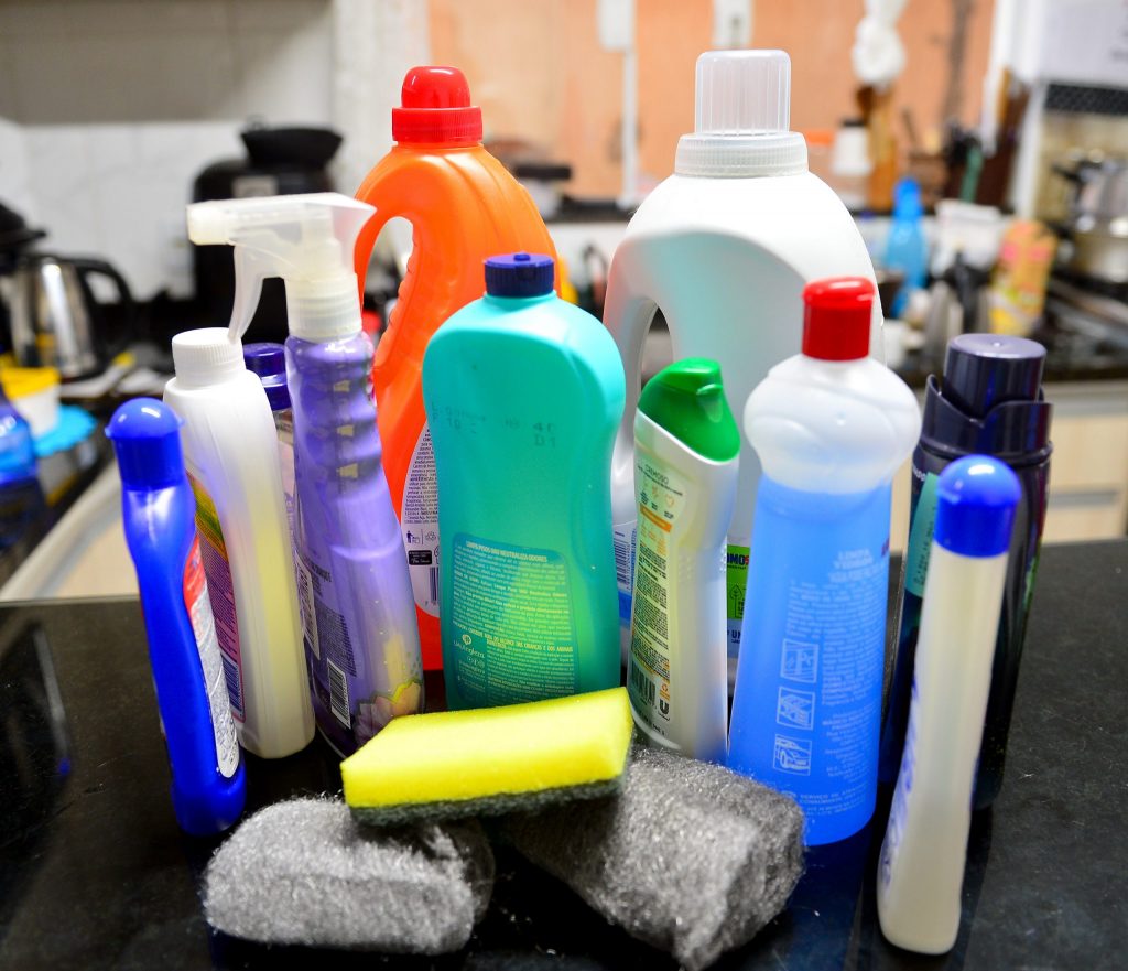 Confira dicas para evitar intoxicação infantil durante as férias