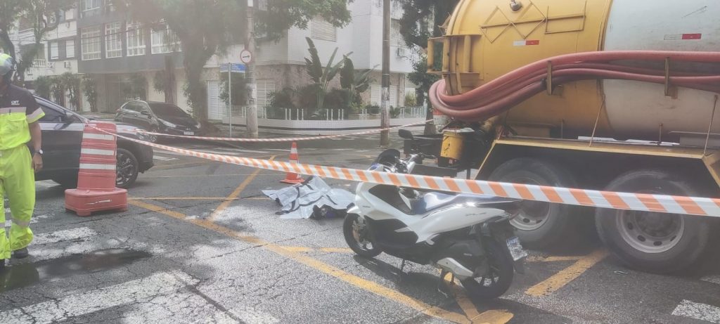 Motociclista morre no Gonzaga, em Santos, após choque com caminhão