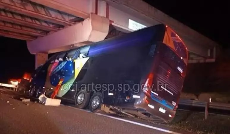 Acidente de ônibus deixa 10 pessoas mortas em Itapetininga