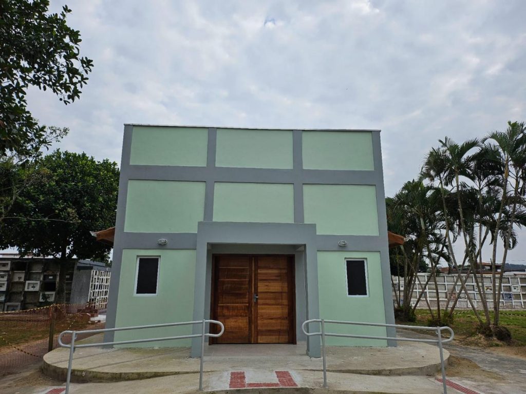 Capela em cemitério da Zona Noroeste de Santos está em fase final de obras