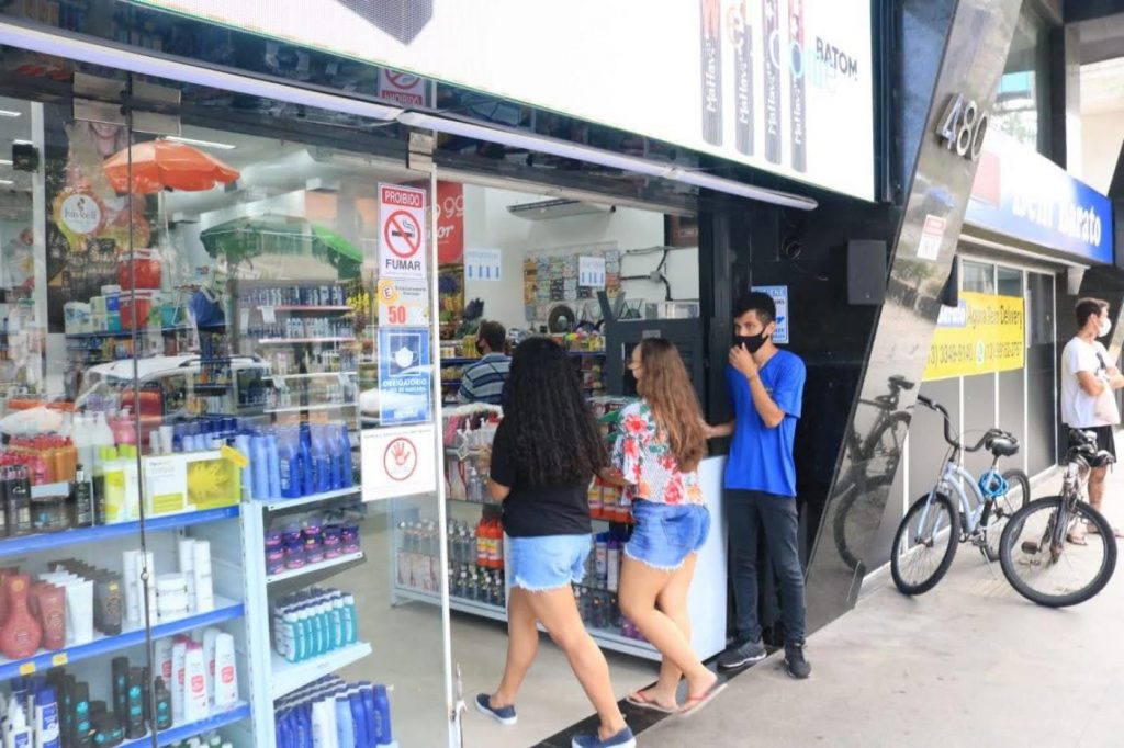 Fiscalizações contra comércios irregulares resultam em mais de 600 intimações