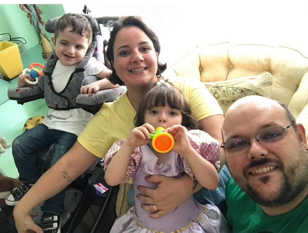 Esposa busca ajuda para tratamento de marido com câncer e filhos especiais