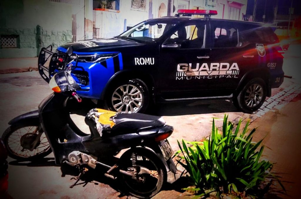 Guardas municipais de Santos recuperam moto com placa adulterada