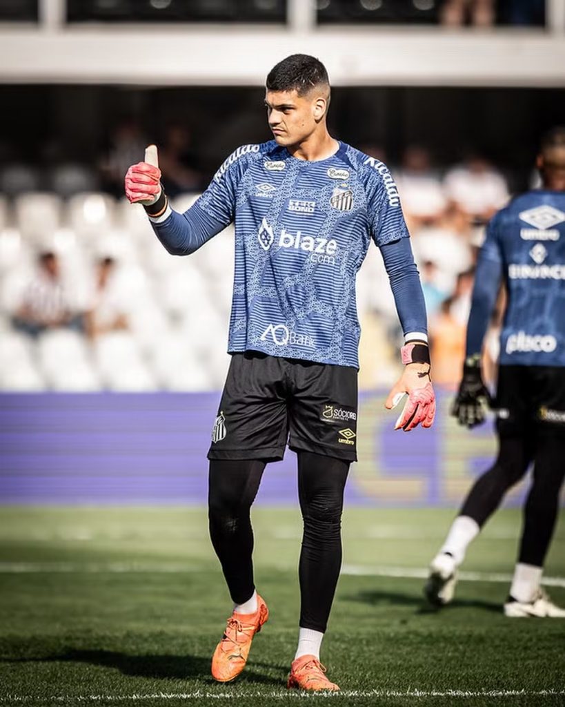 Crystal Palace monitora o goleiro Gabriel Brazão