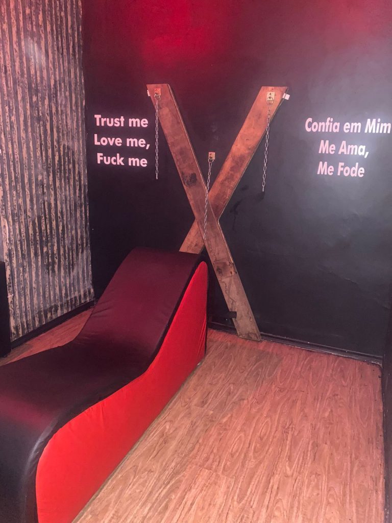 Polícia civil desmantela casa de prostituição e sadomasoquismo em Santos