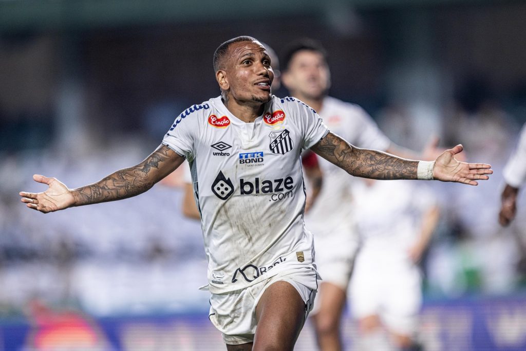 Com direito a golaço de Otero, Santos vence o Coritiba e retorna para a Série A