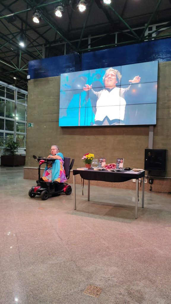 Katia Fonseca lança livro autobiográfico em Santos