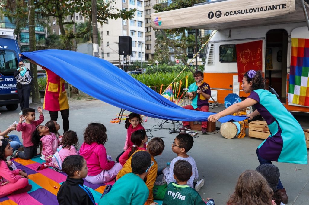 Kombi Literária Casulo Viajante promove aula-espetáculo gratuita