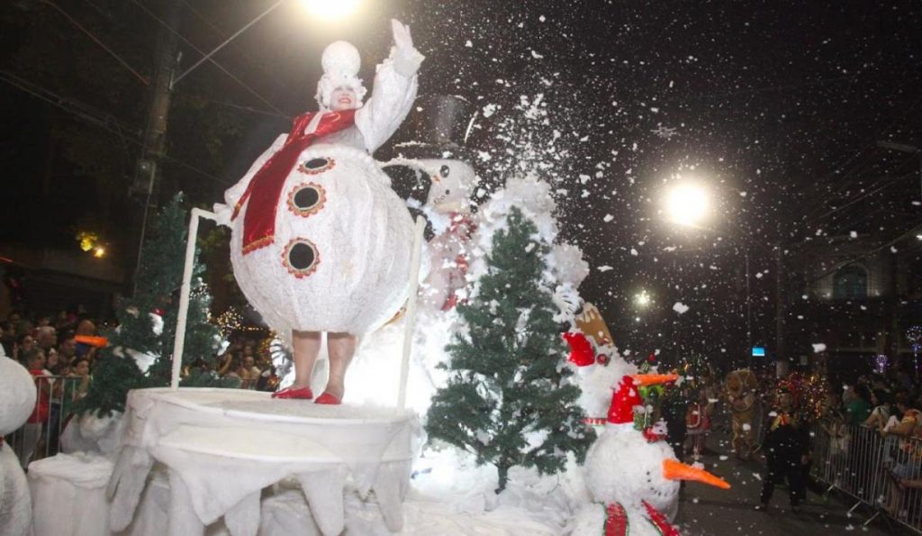 Natal Criativo estreia desfile na Zona Noroeste de Santos