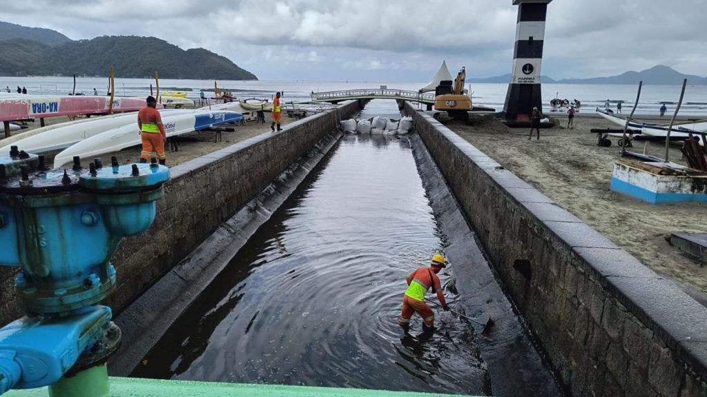 Começa a recuperação de taludes de canais na faixa de areia da praia em Santos