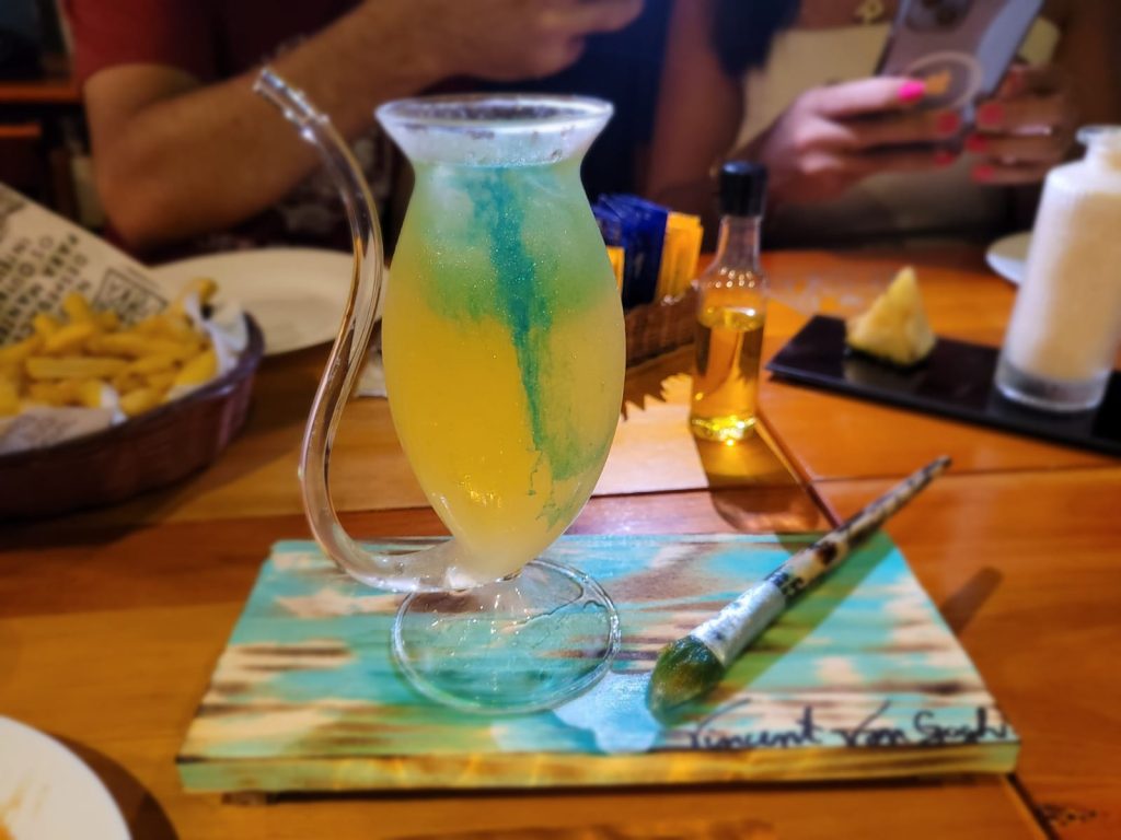 Arapuka transforma coquetelaria em arte com novo cardápio de drinks