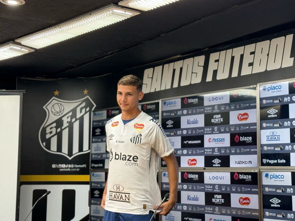 Deivid Washington é apresentado pelo Santos e celebra retorno