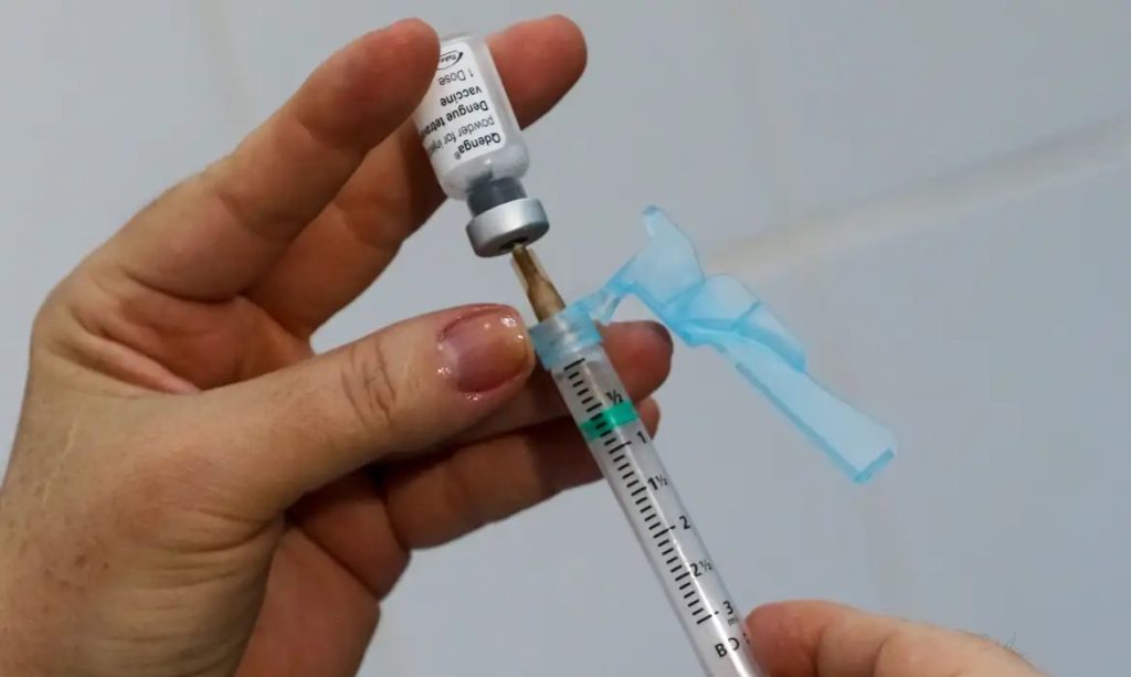 Saúde amplia recomendação da vacina da dengue de acordo com vencimento