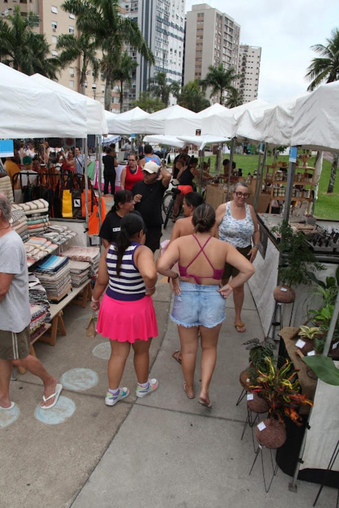 Feira Colab Criativa ocorre na praça do Aquário, na Ponta da Praia