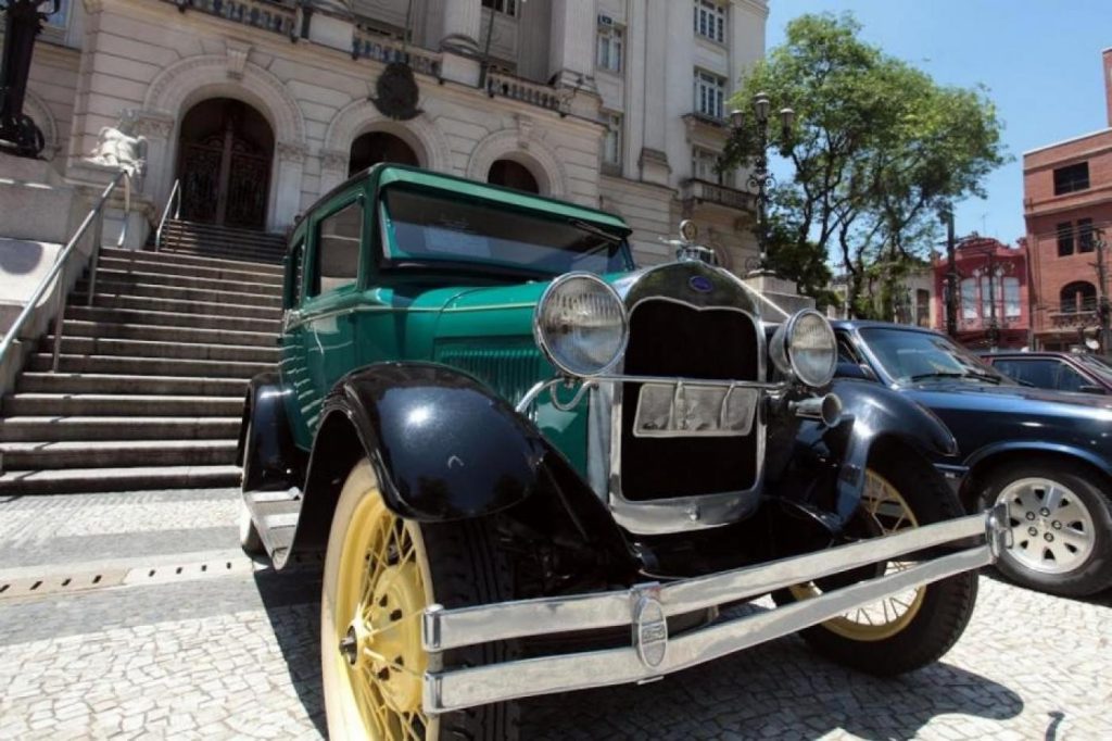 Exposição leva mais de 50 modelos de carros antigos ao Centro Histórico