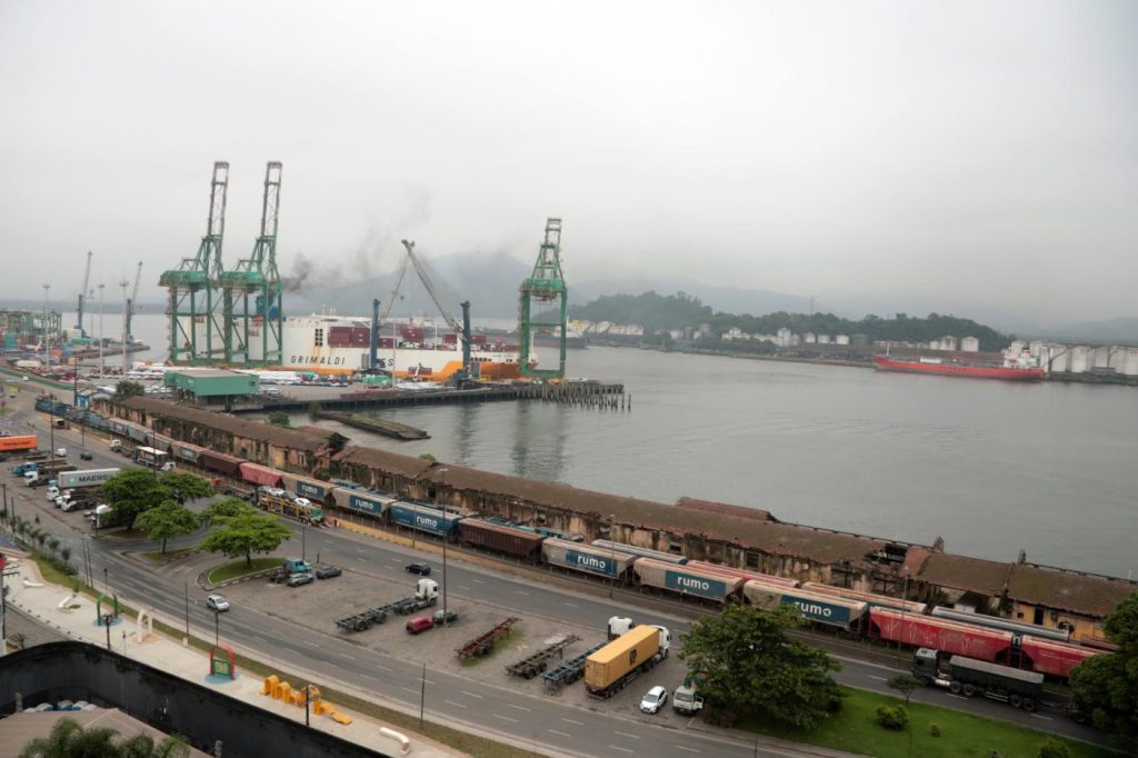 Governo Federal estuda instalar unidade de saúde para caminhoneiros em Santos