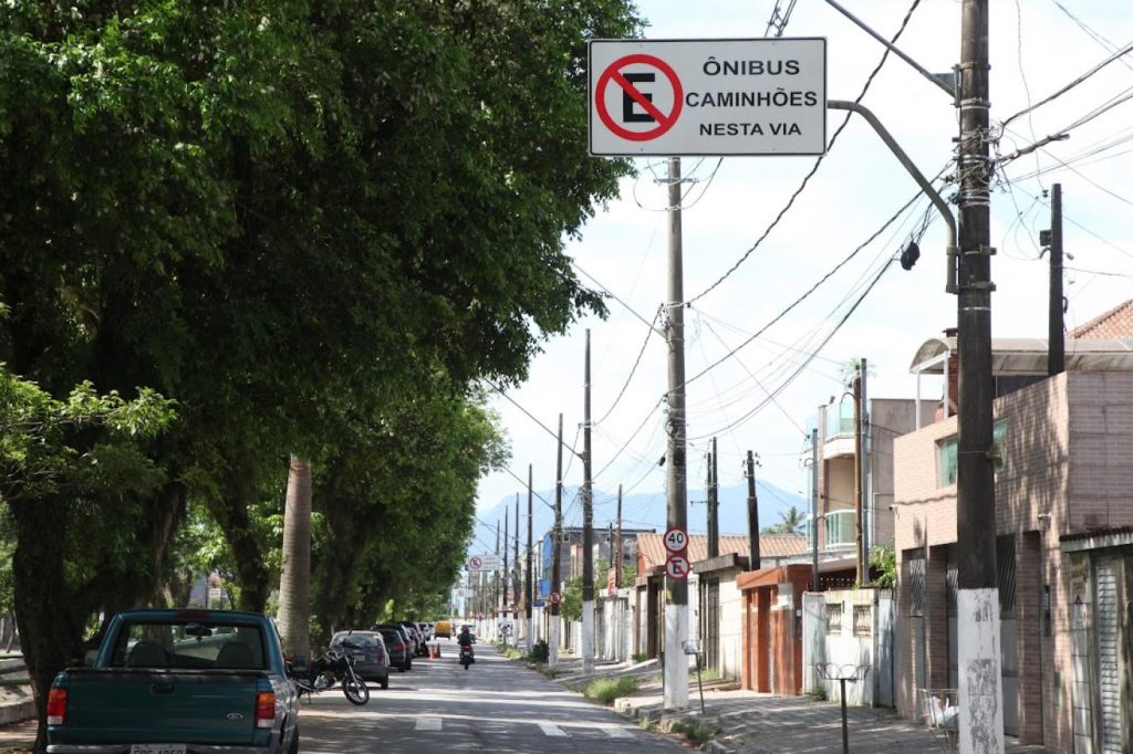 Vias na Zona Noroeste são preparadas para desfiles das escolas de samba