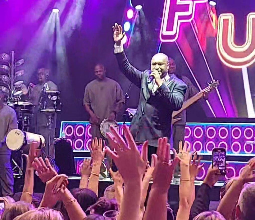 Domingo tem show de Thiaguinho na praia do Gonzaga em Santos