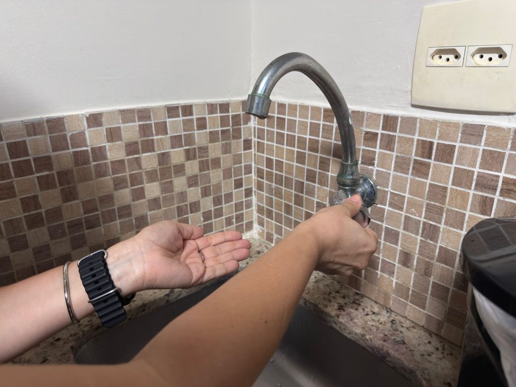 Desabastecimento de água afeta unidades de saúde e escolas em Santos