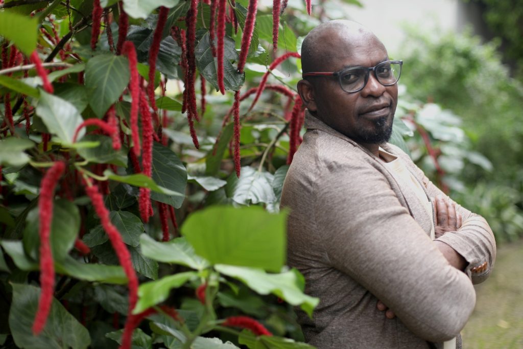 Augustine Kawoh celebra a ancestralidade em nova exposição