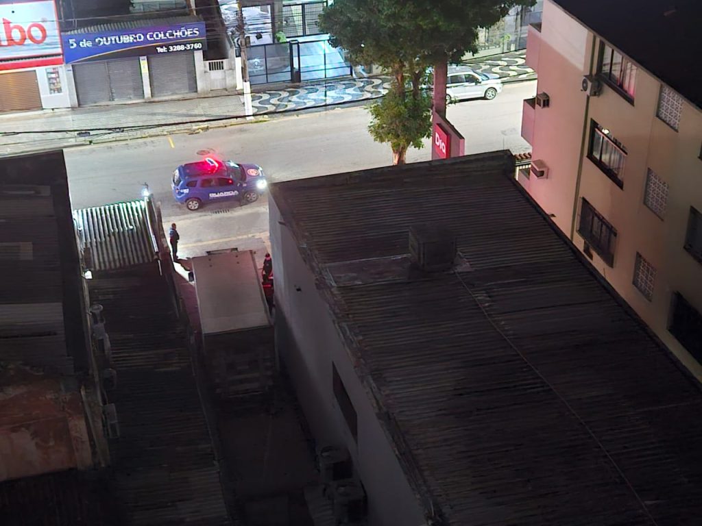 Moradores do Boqueirão perdem o sono por descarga de produtos em supermercado