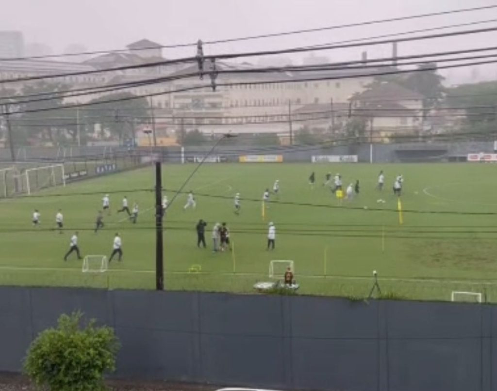 Torcedores invadem CT do Santos e cobram jogadores após nova derrota