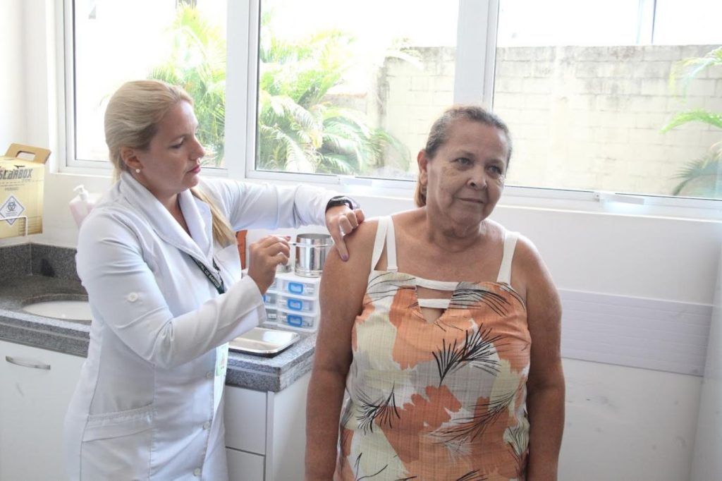 Santos aplica mais de 2 mil doses contra a gripe no primeiro dia de campanha