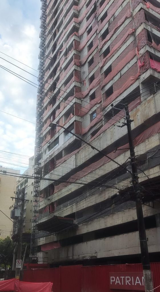 Prefeitura embarga parcialmente obra no Gonzaga, em Santos