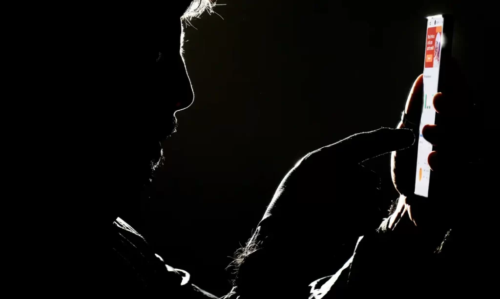 Uso excessivo da tecnologia não é sempre vício, mas exige atenção