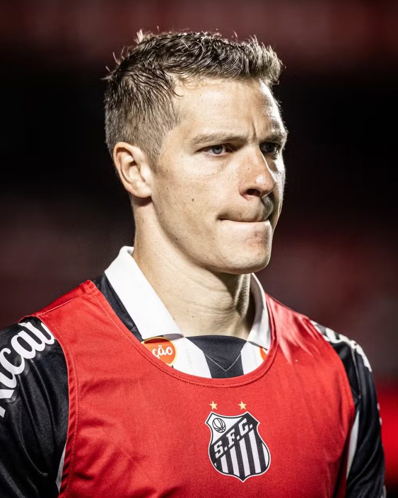 Julio Furch pede rescisão e está próximo de deixar o Santos FC