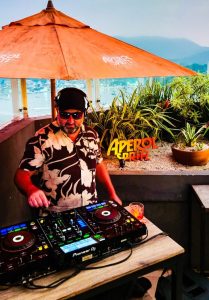 Véspera de feriado com clima retrô no Hideout Fizz, em Santos