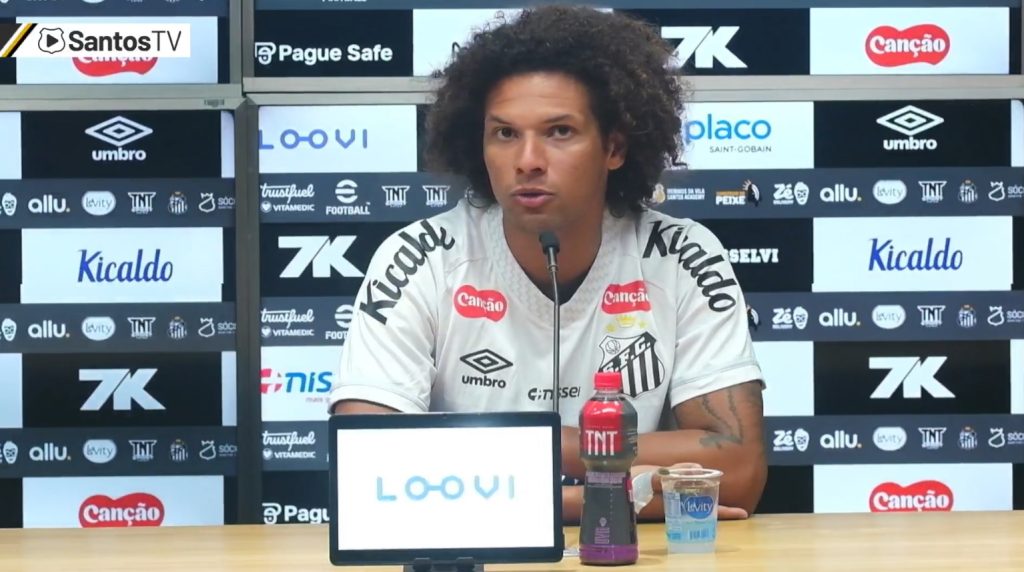 Willian Arão é apresentado no Santos FC