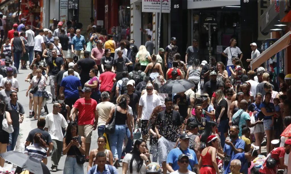 Mais de 8,6 milhões deixam pobreza; Brasil tem melhor nível desde 2012