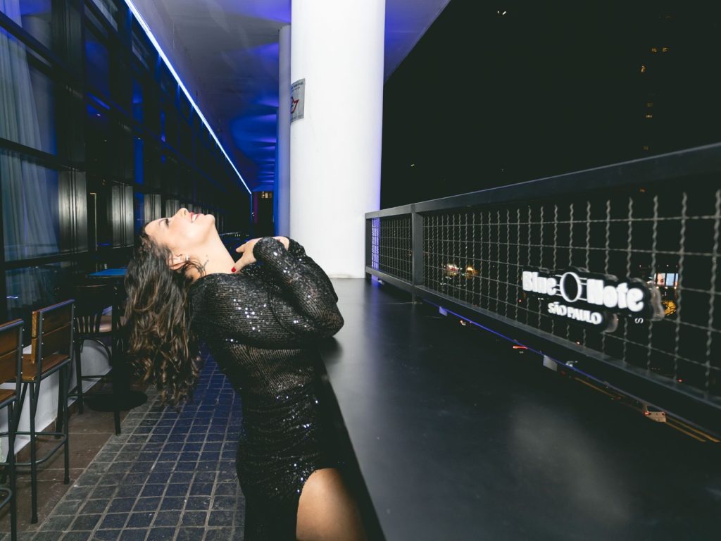 Monna revive clássicos da MPB no espetáculo “Discoteca Brasileira”, em Santos